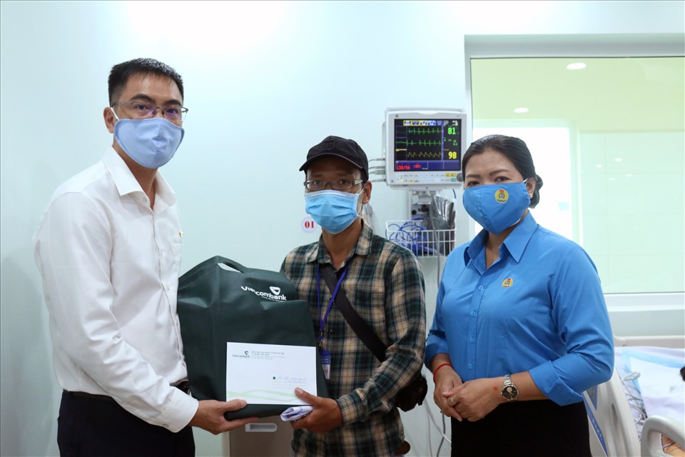 Bà Nguyễn Thị Hoàn Xuân cùng các nhà hảo tâm trao hỗ trợ cho đại diện gia đình công nhân bị tai nạn. Ảnh: LT