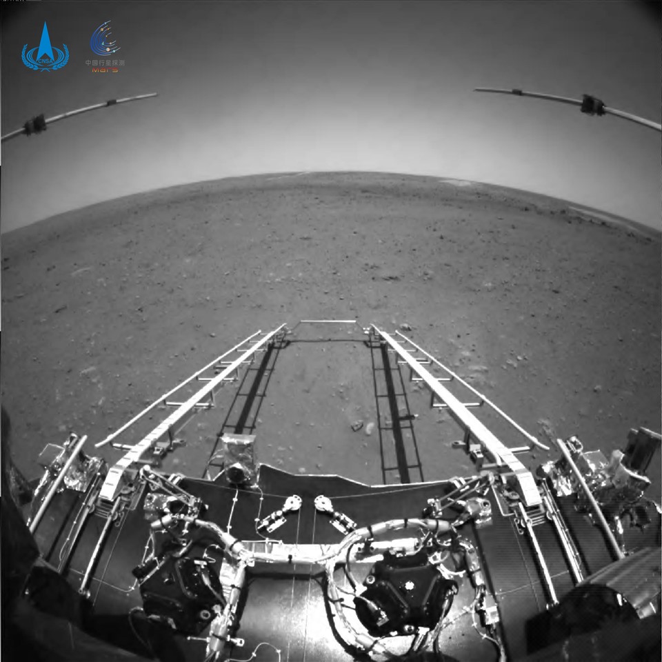 Ảnh bề mặt sao Hỏa do tàu Chúc Dung của Trung Quốc chụp và gửi về Trái đất. Ảnh: Cơ quan Vũ trụ Trung Quốc.