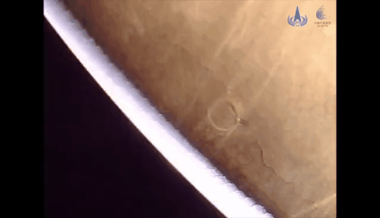 Trung Quốc không chỉ công bố hai bức ảnh sao Hỏa đầu tiên tàu thăm dò Chúc Dung chụp mà còn chia sẻ thêm hai video về quá trình hạ cánh thành công xuống sao Hỏa. Nguồn: Cơ quan Vũ trụ Trung Quốc.