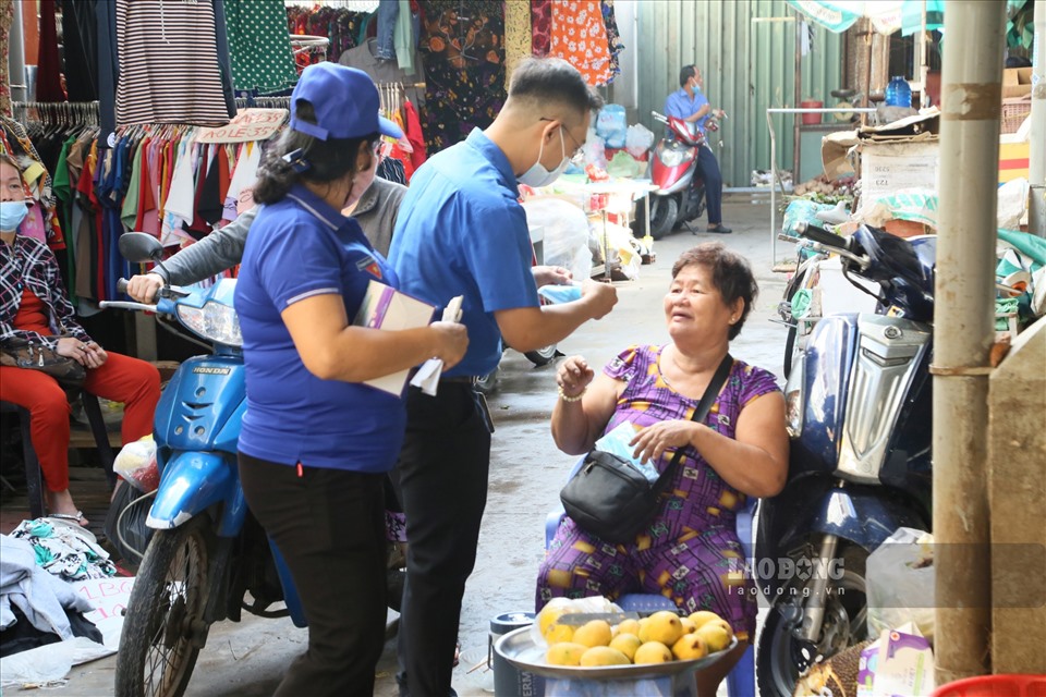 Nhằm chung tay cùng cộng đồng phòng chống dịch bệnh COVID-19, trong 2 ngày 1.5 và 2.5, Đoàn thanh niên phường Cái Khế, Quận Ninh Kiều, TP Cần Thơ đã tiến hành phát miến phí hơn 12.500 chiếc khẩu trang cho người lao động nghèo trên địa bàn thành phố.