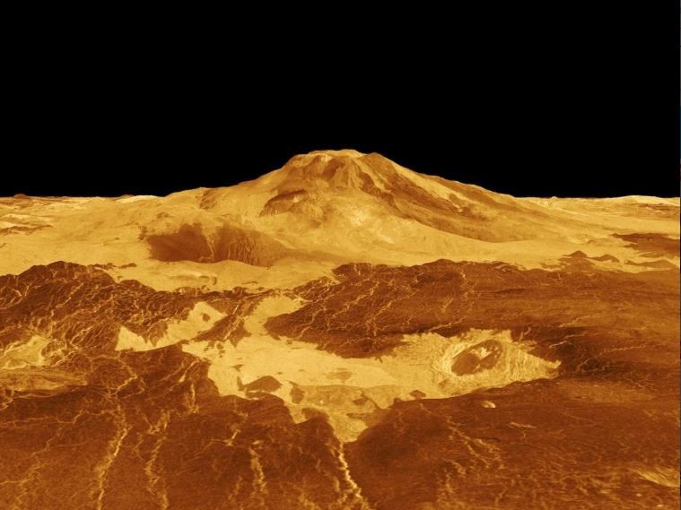 Trong ảnh là núi lửa cao nhất trên bề mặt sao Kim, Maat Mons. Theo các nhà nghiên cứu, Maat Mons và các núi lửa khác tương tự chắc chắn đã để lại dấu ấn khắp bề mặt sao Kim khi các dòng dung nham ở đây trung bình chỉ có 750 triệu năm tuổi. Ảnh: NASA.