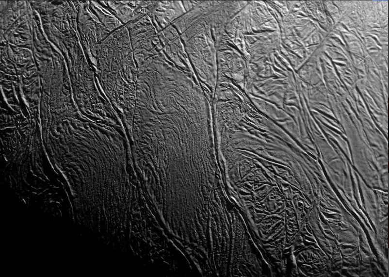 Theo Space.com, rất ít núi lửa trên các hành tinh gây ra sự kinh ngạc, phấn khích và cả kinh hoàng như mặt trăng nhỏ bé Enceladus của sao Thổ. Tháng 3.2006, tàu vũ trụ Cassini đã chụp ảnh những tia băng lớn phóng ra từ các vết nứt rộng lớn ở vùng cực nam của Enceladus. Ảnh: NASA.