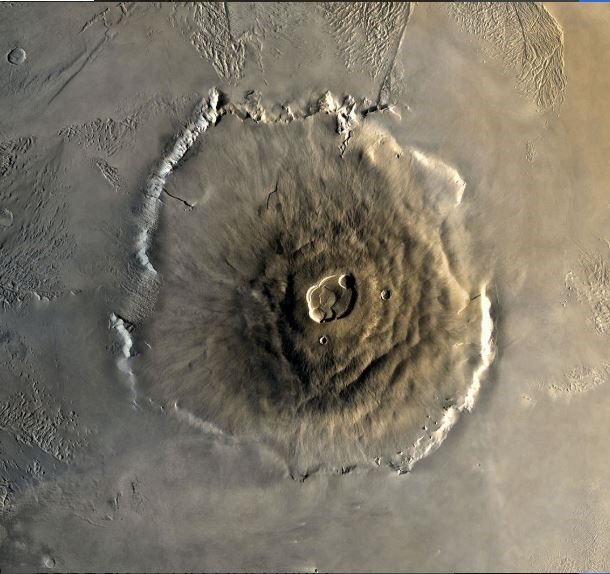 Là ngọn núi lửa lớn nhất trong hệ mặt trời, Olympus Mons của sao Hỏa trải dài trên diện tích ngang bằng với bang Arizona của Mỹ. Núi lửa trên sao Hỏa này có dòng dung nham trẻ nhất trên sườn phía tây bắc với tuổi đời khoảng 2 triệu năm. Ảnh: NASA.