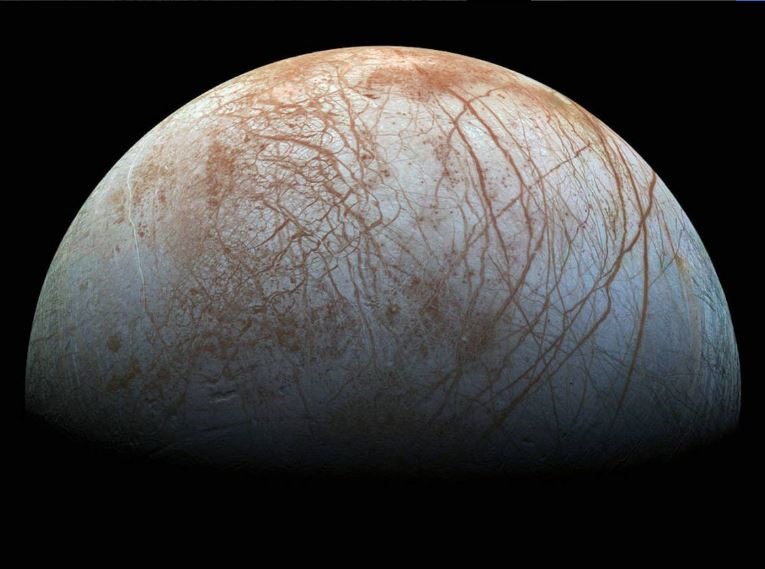 Núi lửa ở phía xa hơn trong hệ mặt trời có thể có những hình dạng kỳ lạ không thấy ở bất kỳ đâu trên Trái đất, kể cả những khu vực vĩ độ lạnh. Năm 2012, kính thiên văn Hubble phát hiện ra những chùm hơi nước từ cực nam của mặt trăng Europa của sao Mộc. Sau đó, những chùm hơi nước này liên kết với các mái vòm tròn trên bề mặt vốn được cho là đang phun trào các mạch phun nhiệt độ siêu thấp (cryogeyser). Hình ảnh từ Hubble cho thấy chùm này có thể cao 200 km. Ảnh: NASA.