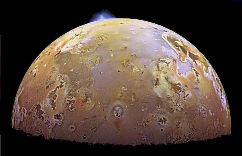 Mặt trăng Io của sao Mộc có hơn 400 núi lửa đang hoạt động, khiến Io trở thành thế giới địa chất hung bạo nhất trong hệ mặt trời. Loki, trong ảnh, là ngọn núi lửa phun nhiều tia nhất của mặt trăng Io của sao Mộc. Đây là một hồ núi lửa rộng 200 km phun trào đều đặn - khoảng 540 ngày Trái đất phun trào một lần. Những vụ phun trào của núi lửa Loki phóng ra các dòng tia cao tới 400 km mang theo lưu huỳnh và lưu huỳnh đioxit ra khu vực xung quanh. Ảnh: NASA.