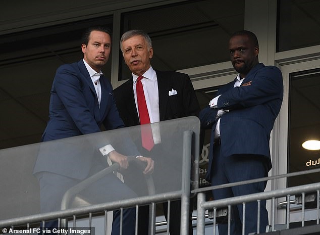 Stan Kroenke (giữa) đang muốn tháo chạy khỏi London? Ảnh: Arsenal FC.
