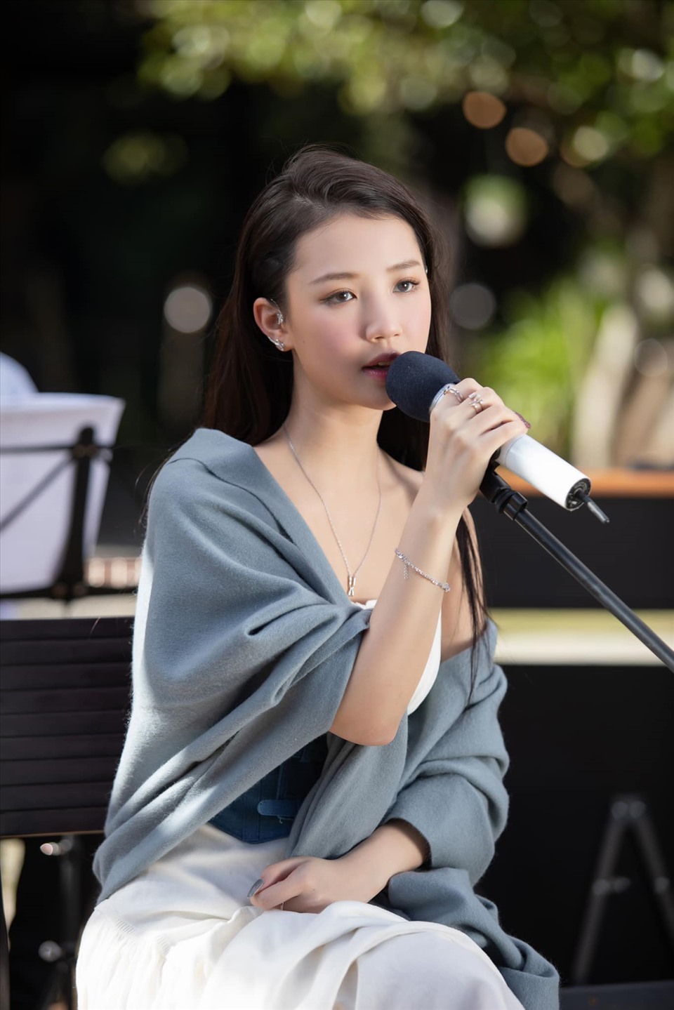Amee sinh năm 2000, tên thật là Trần Huyền My. Amee vốn được biết đến là một ca sĩ nổi bật của thế hệ trẻ.