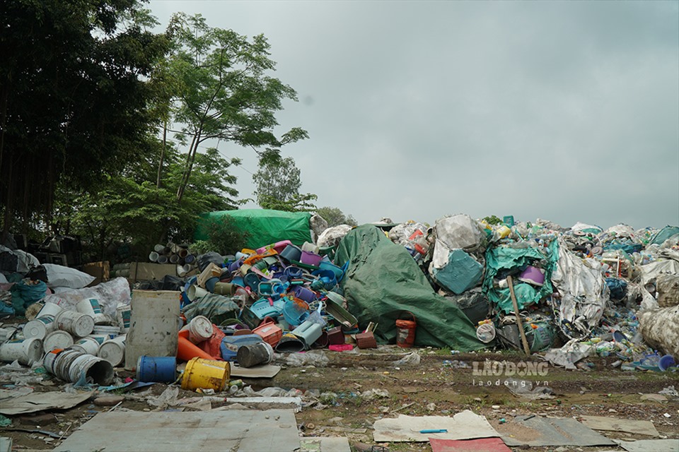 Với điều kiện thuận lợi là nguồn nguyên liệu rác thải luôn có sẵn từ thành phố Hà Nội và các tỉnh lân cận chuyển về, người dân nơi đây đã có một nghề mới đem lại thu nhập cao. Sau khi thu gom các phế liệu, người dân tổ chức phân loại phế liệu thành rác phế liệu và nguyên liệu để tái chế.