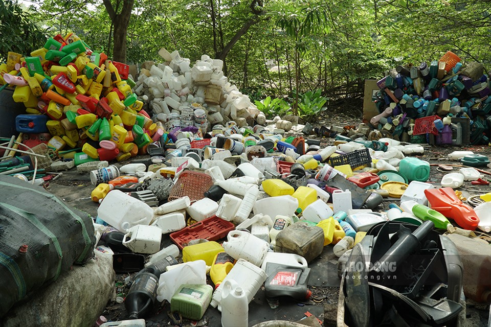 Với điều kiện thuận lợi là nguồn nguyên liệu rác thải luôn có sẵn từ thành phố Hà Nội và các tỉnh lân cận chuyển về, người dân nơi đây đã có một nghề mới đem lại thu nhập cao. Sau khi thu gom các phế liệu, người dân tổ chức phân loại phế liệu thành rác phế liệu và nguyên liệu để tái chế.