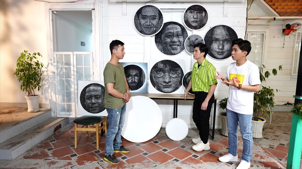 Lê Văn Mạnh (ngoài cùng bên trái) - chàng trai 9X vẽ tranh nhờ… thuật toán. Ảnh: CTCC.