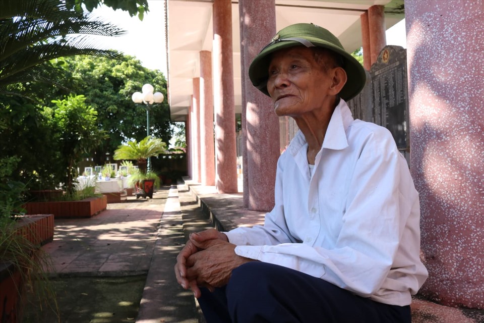 Cựu chiến binh Nguyễn Khánh Toàn vẫn hằng ngày đến nghĩa trang liệt sĩ huyện Phú Xuyên (TP. Hà Nội) chăm sóc cho các phần mộ. Ảnh: PV