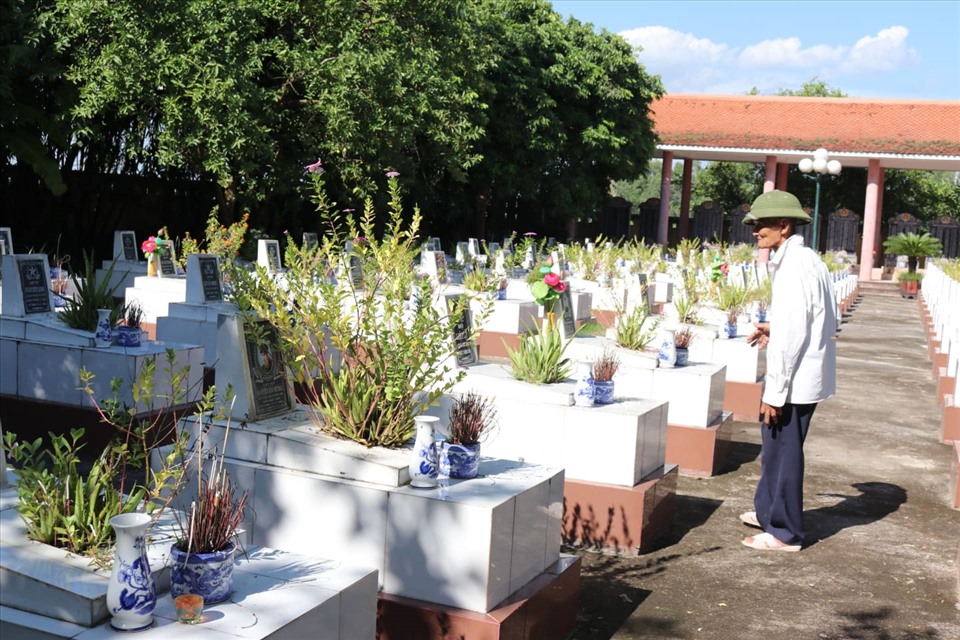 Gần 200 ngôi mộ liệt sĩ hằng ngày được ông Toàn chăm sóc rất cẩn thận.