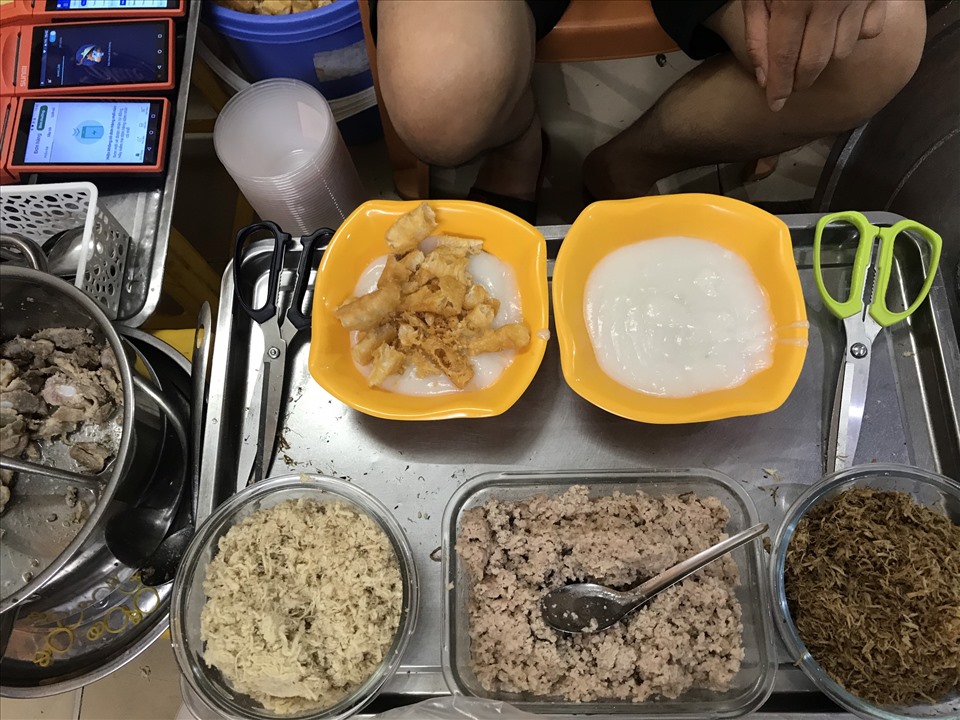 Cháo sườn là món ngon nổi tiếng Hà Nội. Ảnh: Mai Sự