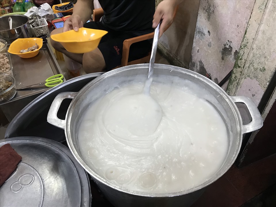 Nồi cháo sườn đặc trưng của ẩm thực Hà Nội. Ảnh: Mai Sự