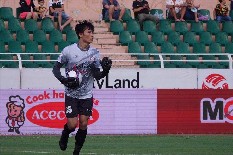 Thủ môn Bùi Tiến Dũng thi đấu chắc chắn ở trận đấu thứ 2 bắt chính cho TPHCM. Ảnh: Nguyễn Đăng.