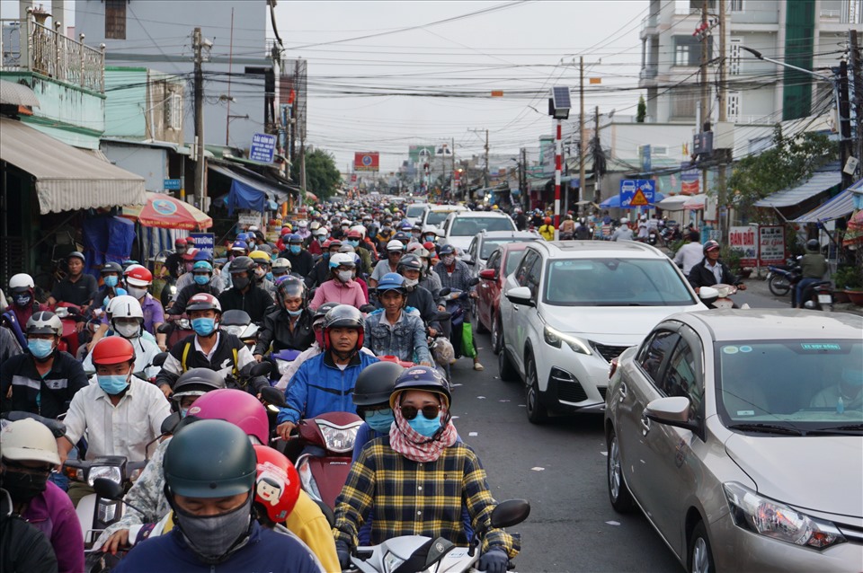 Tại đường dẫn vào phà Cát Lái phía huyện Nhơn Trạch, dòng người đi xe máy, ôtô nối đuôi nhau hơn 500m để chờ qua phà.