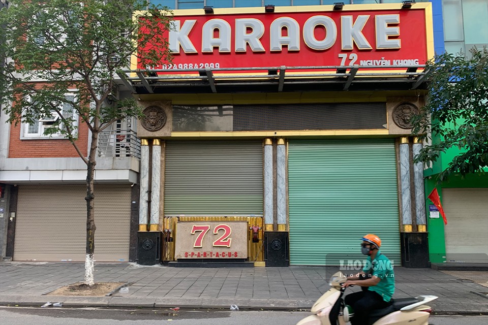Tương tự, nhiều quán karaoke trên đường Nguyễn Khang cũng trong tình trạng “cửa đóng then cài” kèm theo những thông báo về việc tạm ngưng dịch vụ để phòng chống dịch bệnh COVID-19 đang có những chiều hướng phức tạp trên địa bàn Hà Nội.