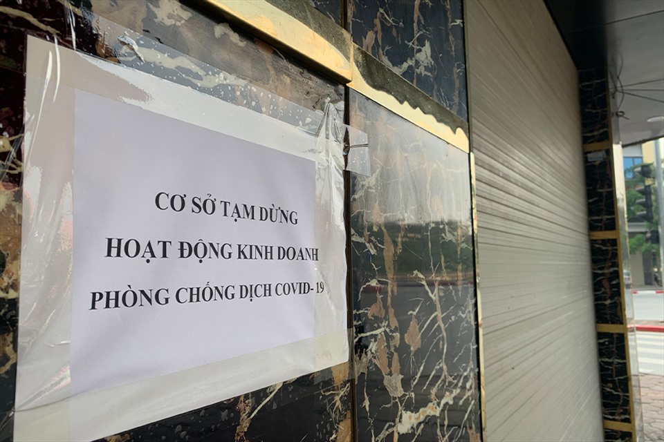 Thông báo “tạm ngừng dịch vụ” của quán karaoke trên đường Nguyễn Khang.