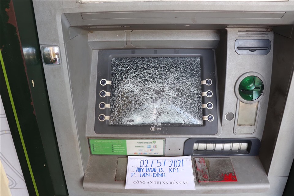 Màn hình máy ATM bị đập bể không sử dụng được. Ảnh công an cung cấp