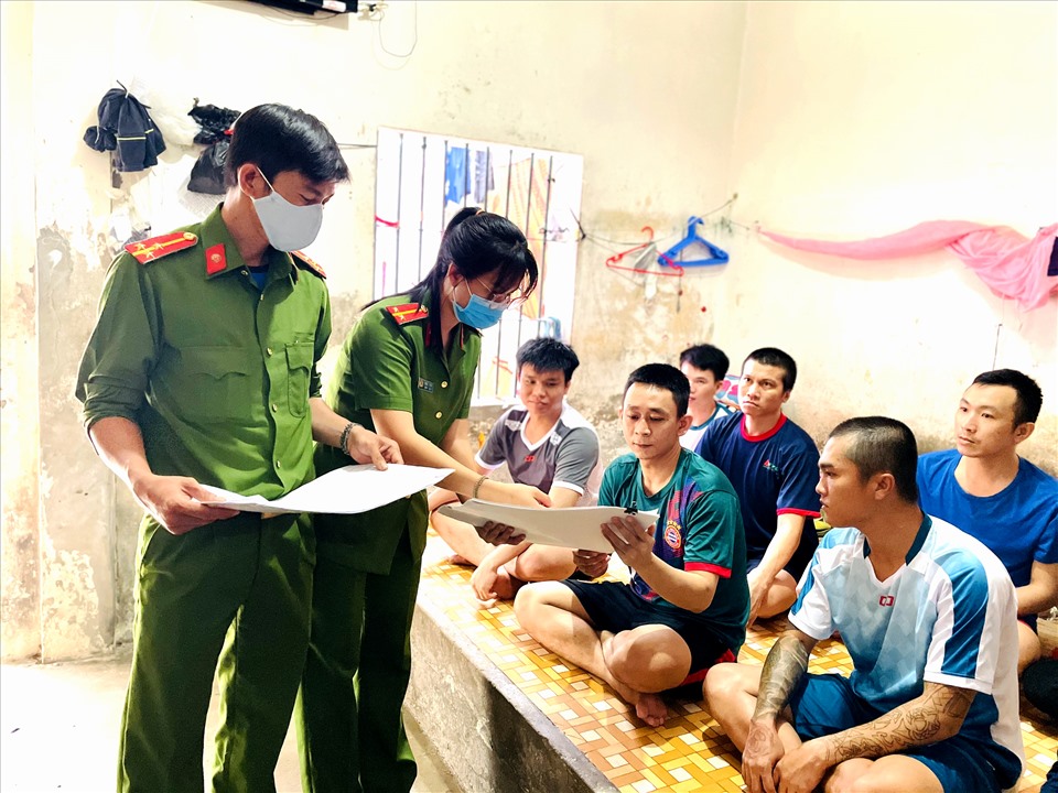 Công an tỉnh An Giang tổ chức tuyên truyền bầu cử Quốc hội cho người bị tạm giữ, tạm giam. Ảnh: Mai Phương