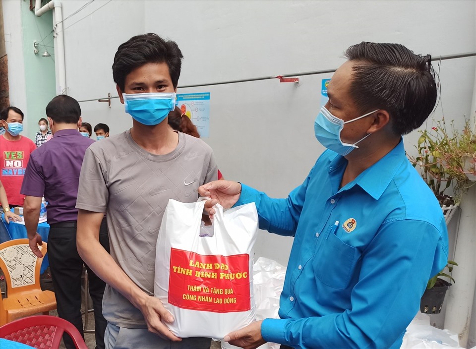 LĐLĐ tỉnh Bình Phước trao quà cho công nhân hoàn cảnh khó khăn. Ảnh: Văn Sơn