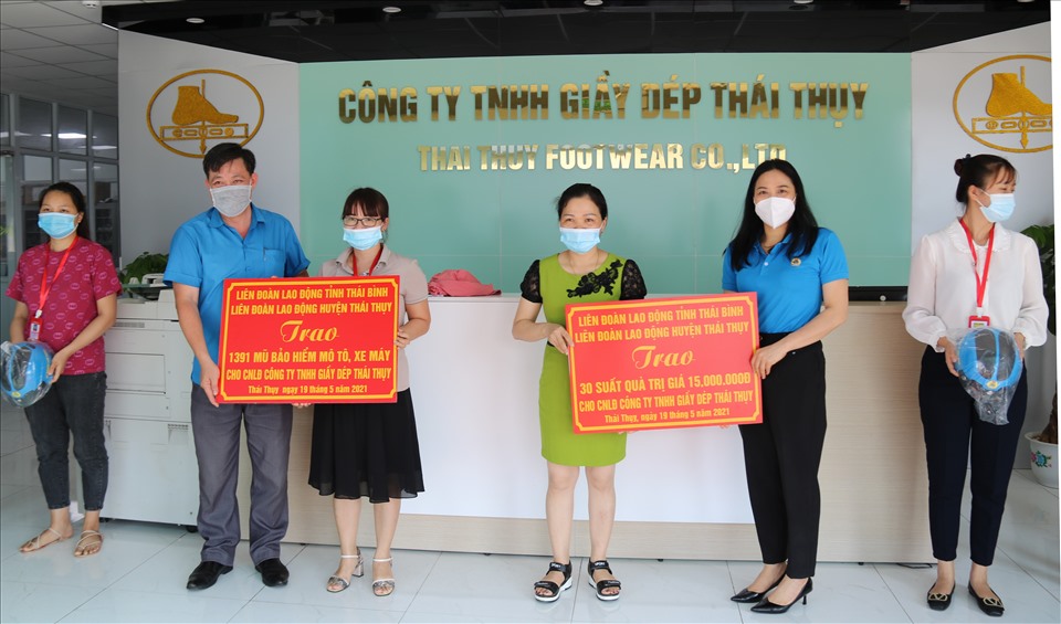 Lãnh đạo Liên đoàn Lao động tỉnh Thái Bình, huyện trao quà cho đoàn viên công ty TNHH giầy dép Thái Thụy. Ảnh Bá Mạnh