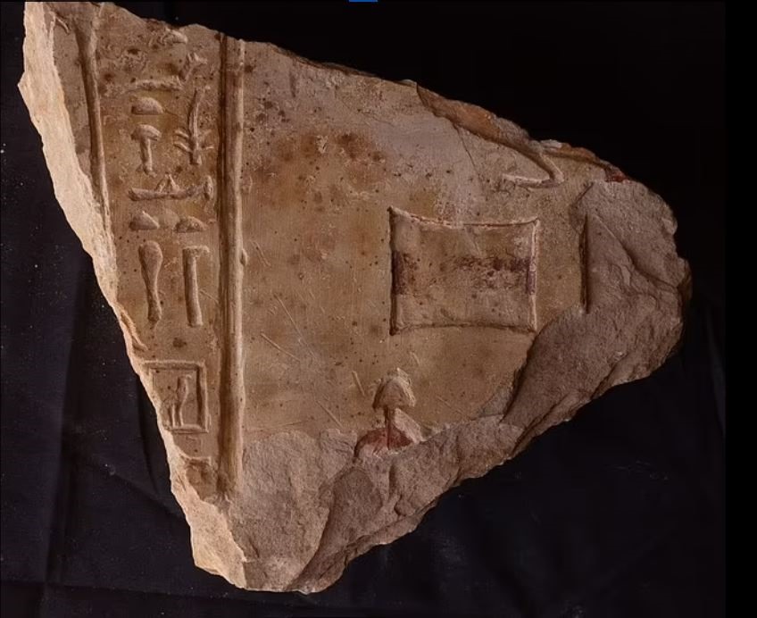 Hình khắc trên cánh cửa giả tìm thấy trong một ngôi mộ. Ảnh: Bộ Du lịch và Cổ vật Ai Cập