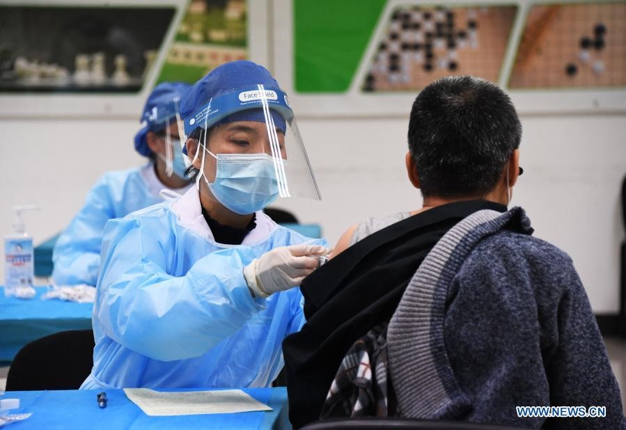 Theo thông báo của Ủy ban Y tế Quốc gia Trung Quốc, cơ quan y tế Trung Quốc có thể tiêm chủng cho người dân khoảng trên 20 triệu liều/ngày. Ảnh: Xinhua