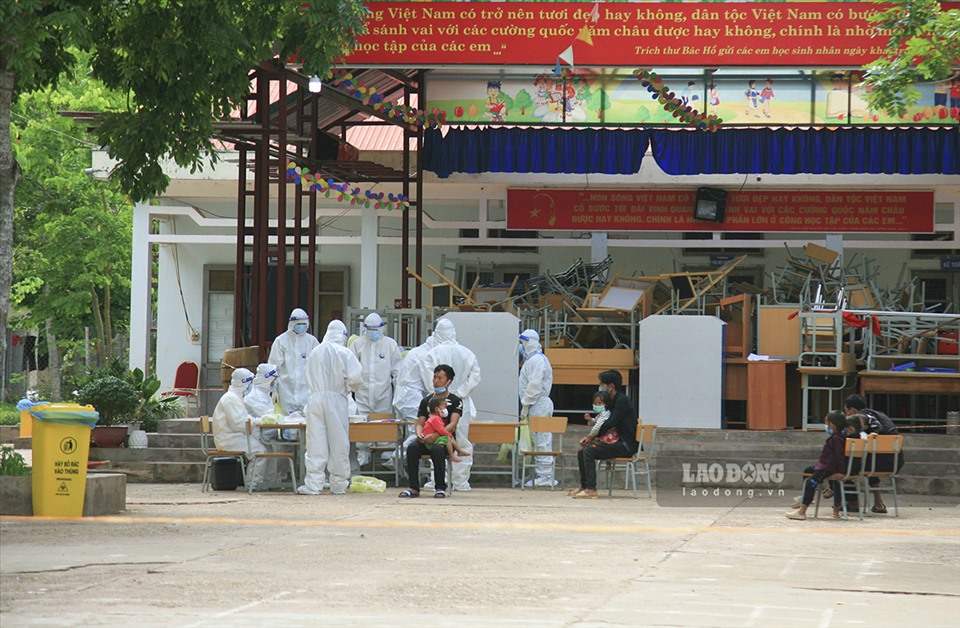 Các trường học nhanh chóng được chuyển thành khu vực các ly, toàn bộ hơn 1.000 hộ dân xã Si Pa Phìn cũng bị phong tỏa, cách ly y tế.