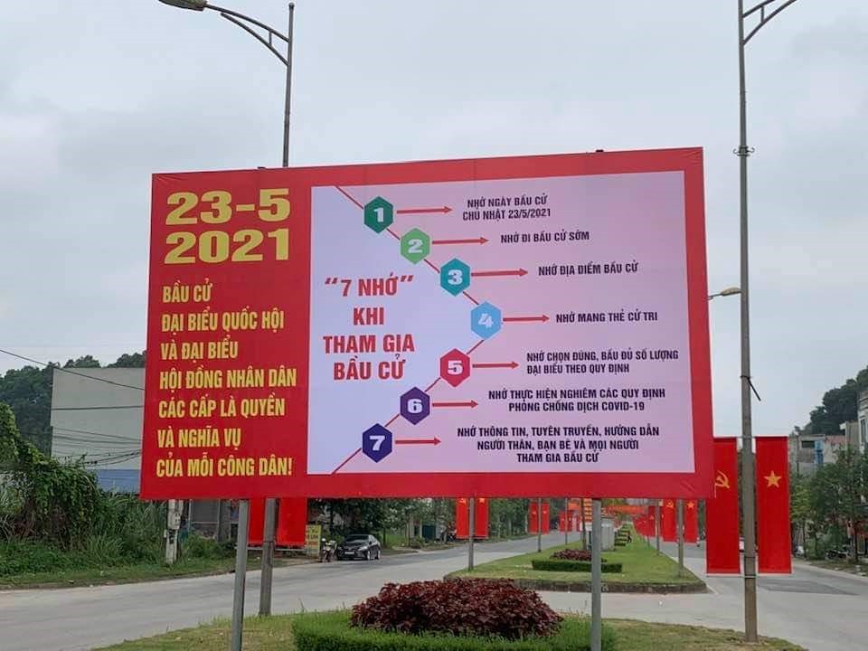 Các băng rôn, khẩu hiệu được trang hoàng tại khắp các tuyến đường trên địa bàn tỉnh Yên Bái từ thành thị đến các bản làng xa xôi.