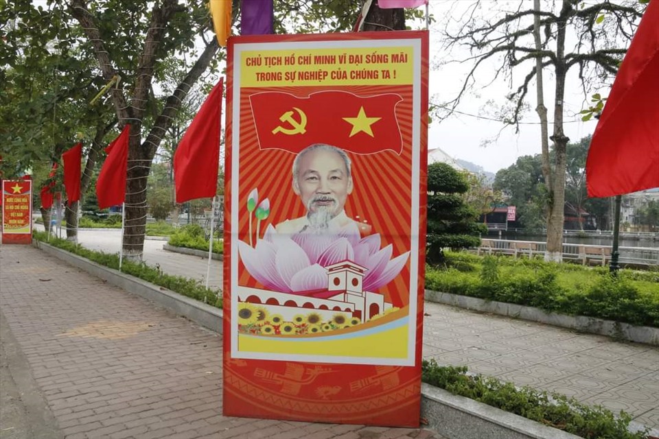 Các khẩu hiệu, banner tuyên truyền được treo rộng khắp với nội dung tuyên truyền về quyền bầu cử của công dân kèm với công tác phòng chống dịch COVID-19 trên địa bàn.