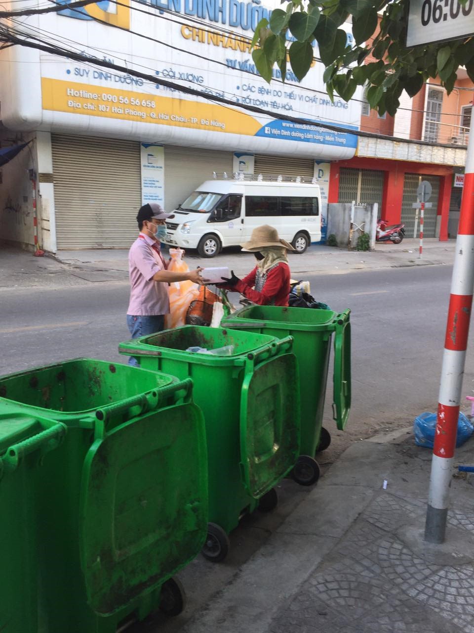 Tặng khẩu trang cho nhân viên thu gom rác ở Đà Nẵng. Ảnh: Bảo Hoàng