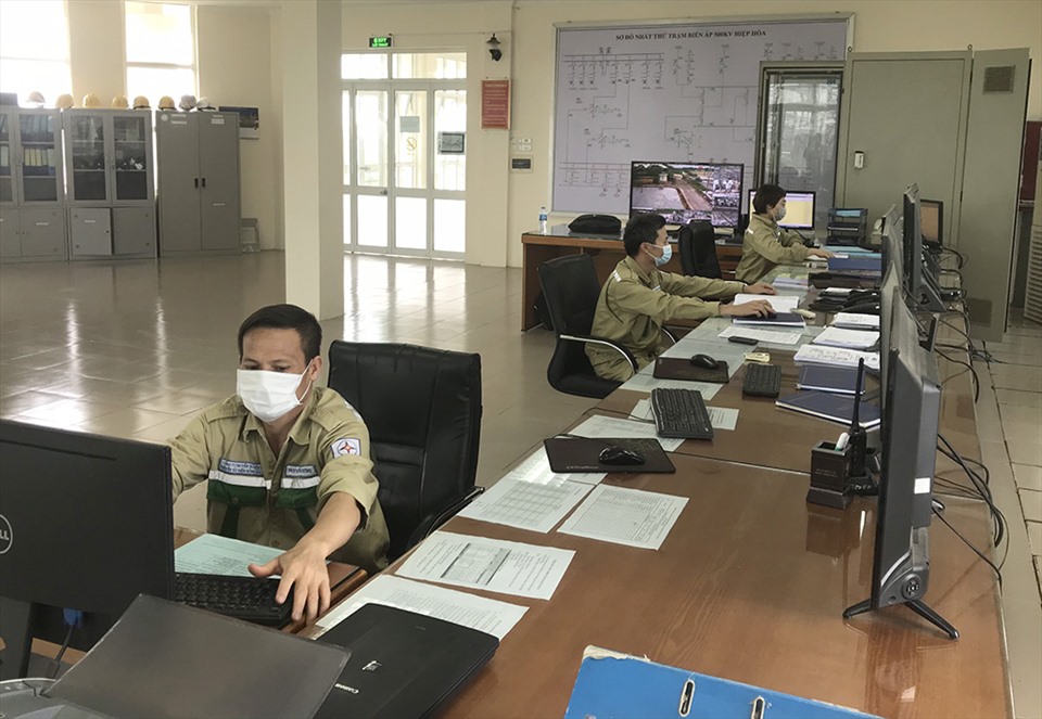 Lực lượng trực vận hành tại TBA 500kV Hiệp Hòa (Bắc Giang). Ảnh: EVNNPT