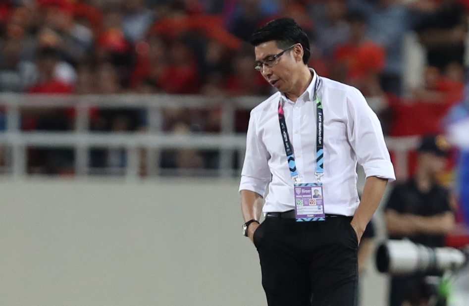 Huấn luyện viên Tan Cheng Hoe cảnh cáo học trò không được tự ý di chuyển. Ảnh: Đ.Đ