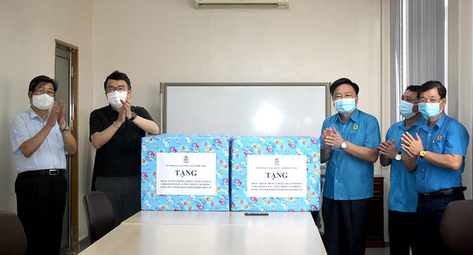 Lãnh đạo LĐLĐ tỉnh Phú Thọ trao tặng 15.000 khẩu trang y tế cho Công ty May Veston Phú Thọ - Shonai, thành phố Việt Trì. Ảnh: Thanh Trà
