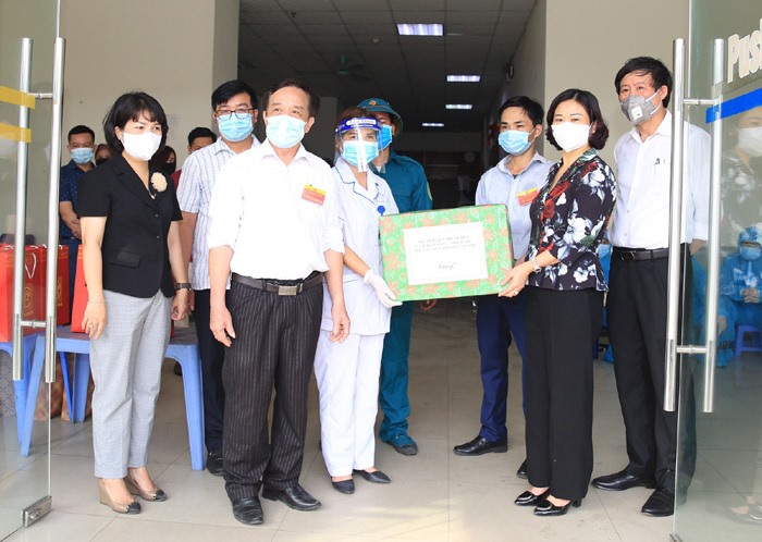Phó Bí thư Thường trực Thành ủy Nguyễn Thị Tuyến tặng quà, hỗ trợ phòng chống dịch cho khu vực cách ly tại tầng 14, CT10C khu đô thị Đại Thanh.