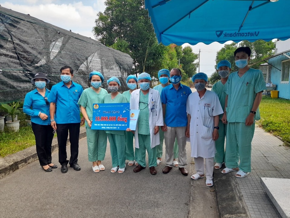 Ông Lê Minh Nhân (thứ 2, trái sang) - Chủ tịch LĐLĐ Thừa Thiên Huế hỗ trợ các bác sĩ nơi tuyến đầu chống dịch ở Bệnh viện Trung ương Huế cơ sở 2. Ảnh: CĐ.