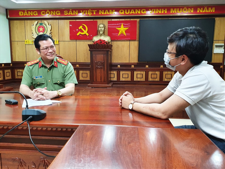 Giám đốc Công an tỉnh Đắk Lắk - đại tá Lê Vinh Quy trao đổi với PV báo Lao Động. Ảnh: Bảo Trung