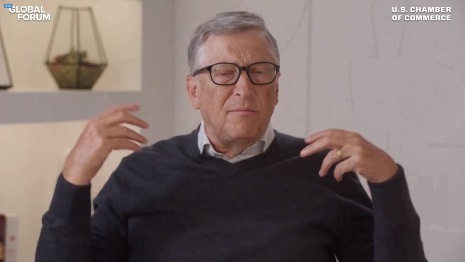 Bill Gates vẫn đeo nhẫn cưới trong lần xuất hiện đầu tiên sau ly hôn. Ảnh: Văn phòng Thương mại Mỹ.
