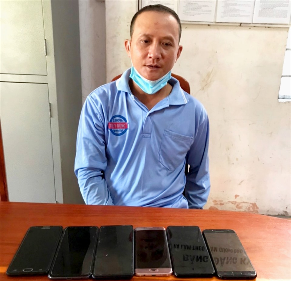 Đối tượng Nguyễn Xuân Hùng bị khởi tố vì tội ăn trộm điện thoại. Ảnh: Nghiêm Túc