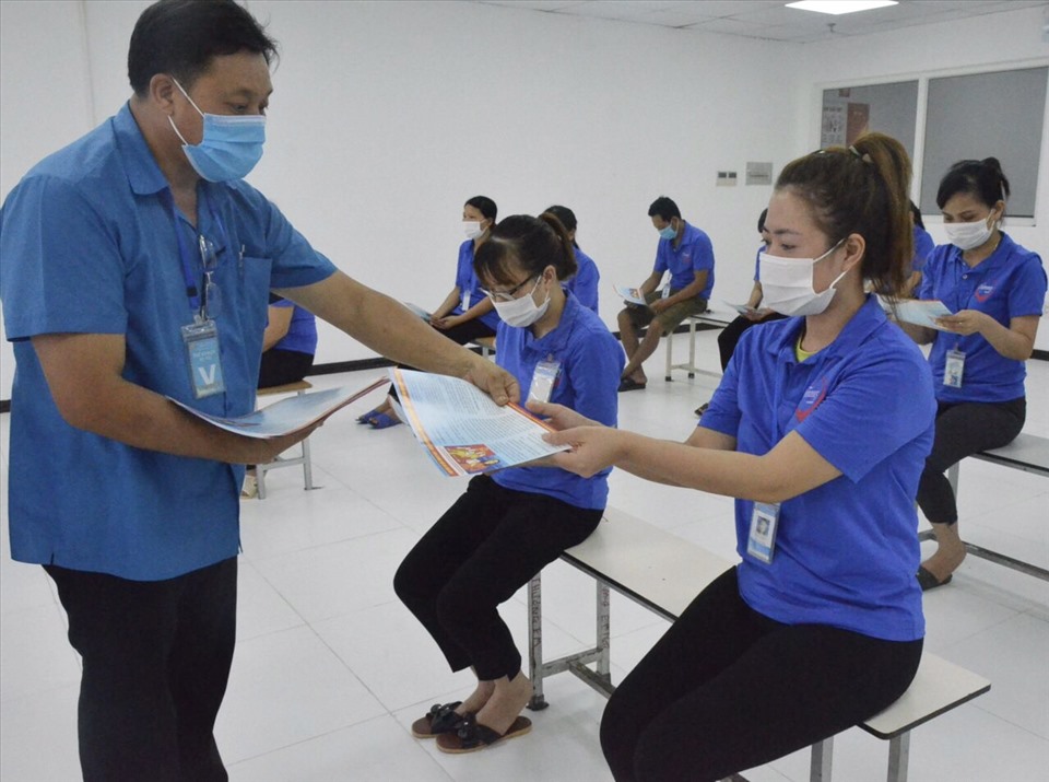 Lãnh đạo LĐLĐ huyện Hưng Hà phát tờ rơi tuyên truyền công tác bầu cử cho công nhân lao động tại công ty TNHH Plummy Garment Việt Nam. Ảnh Bá Mạnh