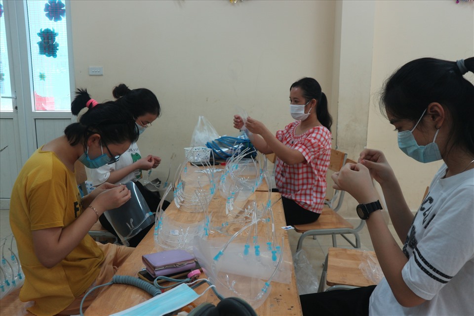 Giáo viên, học sinh trường THCS Nguyễn Du làm tấm chắn giọt bắn tặng tuyến đầu chống dịch. Ảnh: Thiều Trang