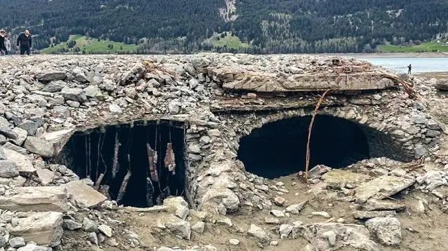 Tàn tích của ngôi làng Curon là những đống gạch đổ nát nằm dưới lòng hồ Resia, Italia. Ảnh: Luisa Azzolini/ Instagram
