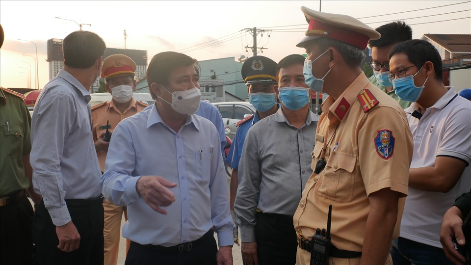 17h chiều 20.5, đoàn kiểm tra do Chủ tịch UBND TPHCM Nguyễn Thành Phong dẫn đầu đã đến thăm 3 chốt kiểm soát dịch COVID-19 tại TP Thủ Đức bao gồm chốt tại cầu vượt Vĩnh Bình, cầu vượt Sóng Thần và Quốc lộ 1K.