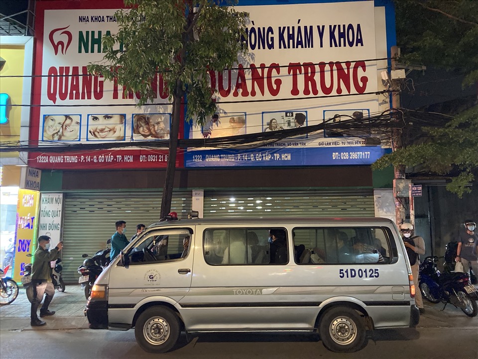 Thêm vào đó, 11 nhân viên của phòng khám trên đường Quang Trung, phường 14, quận Gò Vấp, TPHCM cũng được đưa đi cách ly vì liên quan đến ca nghi nhiễm. Phòng khám hiện đã được phun khử khuẩn và tạm thời đóng cửa.