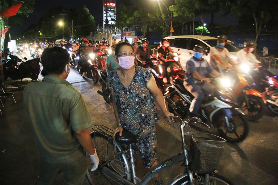 Khu vực này tạm thời “nội bất xuất, ngoại bất nhập“. Một người phụ nữ đã được yêu cầu quay xe khi có ý định đi vào bên trong.