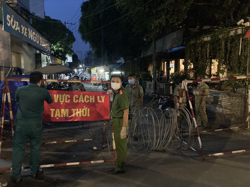 Ghi nhận của phóng viên lúc 19h ngày 20.5, hàng chục bảo vệ, dân phòng và cảnh sát đang có mặt để kiểm soát người ra vào một con hẻm tại khu phố 6, phường 8, quận Gò Vấp.