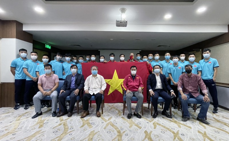 Lãnh đạo Đại sứ quán Việt Nam và đại diện Ban Liên lạc cộng đồng người Việt Nam tại UAE trong chuyến thăm đội tuyển Futsal Việt Nam. Ảnh: VFF