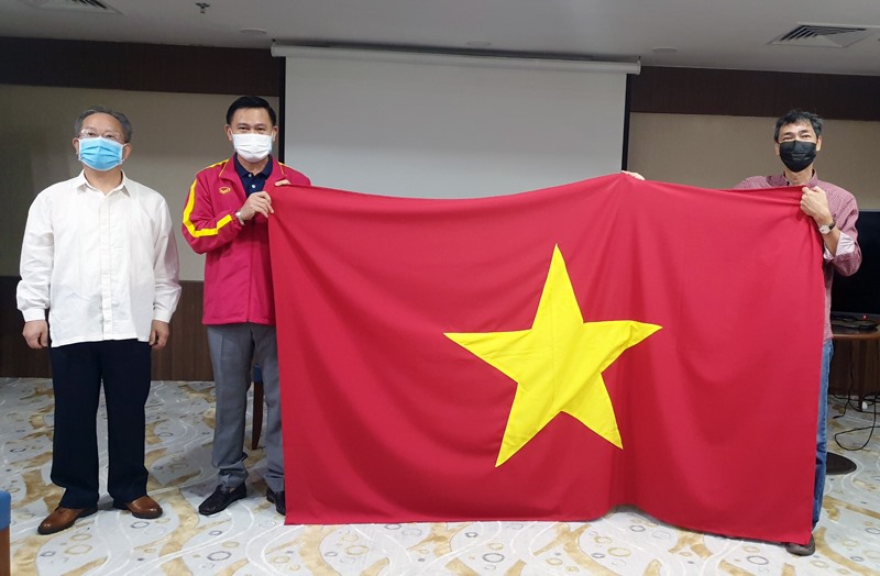 Đại sứ quán và đại diện cộng đồng người Việt Nam tại UAE tặng quốc kỳ mang tinh thần chiến đấu cho đội tuyển Futsal Việt Nam. Ảnh: VFF