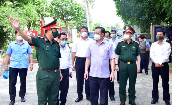 Bí thư Thành ủy Hà Nội thăm, động viên các lực lượng làm nhiệm vụ tại khu cách ly Trung tâm Giáo dục quốc phòng và an ninh (Đại học Quốc gia Hà Nội). Ảnh: Viết Thành